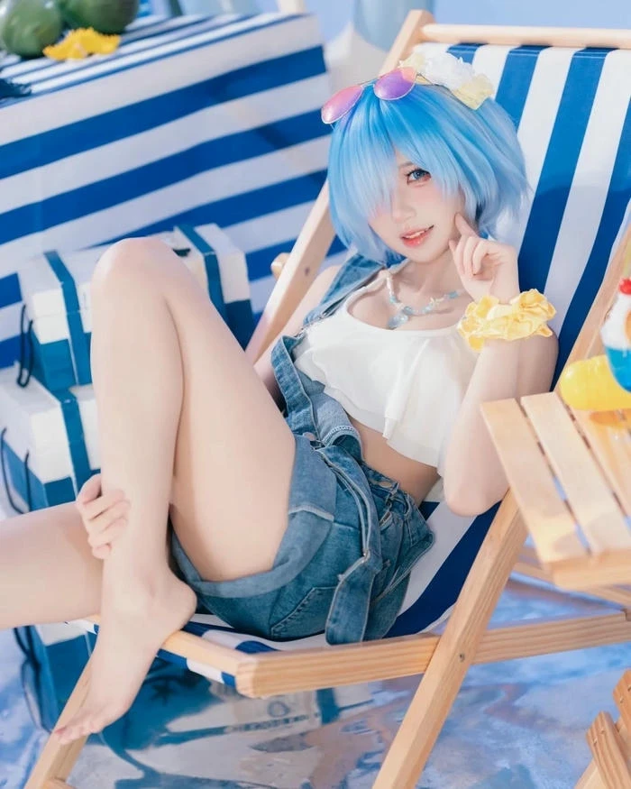 Rem phiên bản cosplay với thần thái nhẹ nhàng