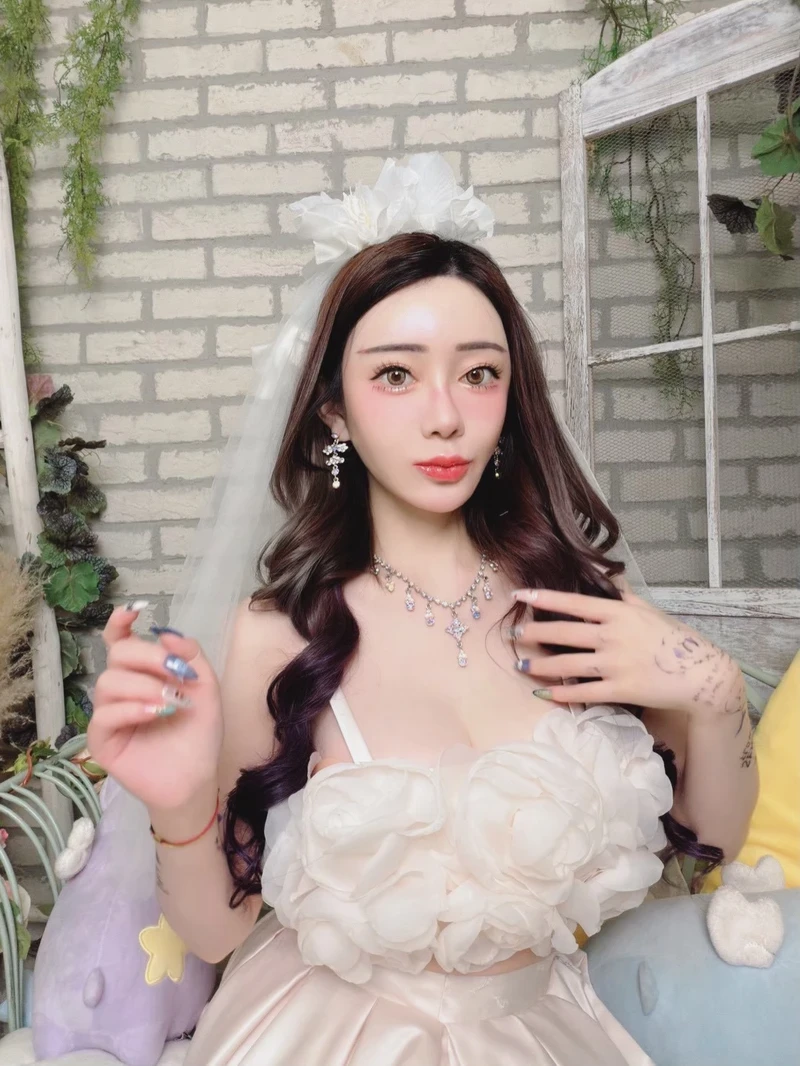 Shen Nana gợi cảm lột đồ lộ mông căng tròn