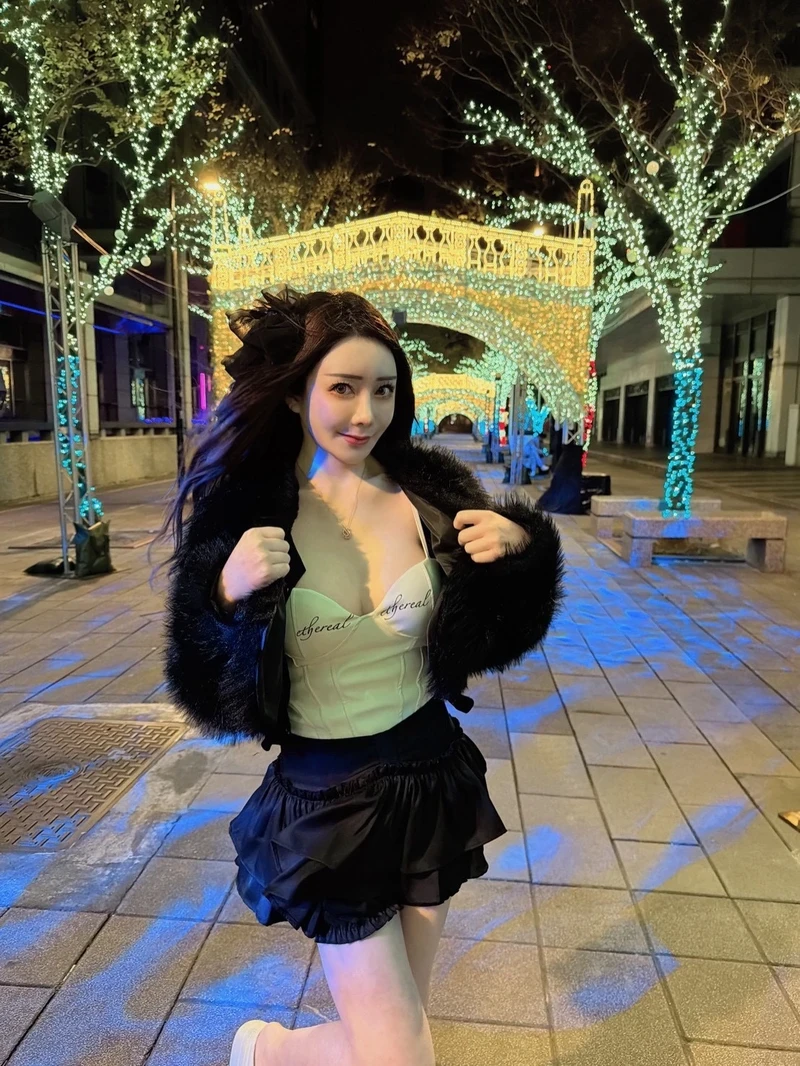 Shen Nana show hàng bikini 2K mông to tròn