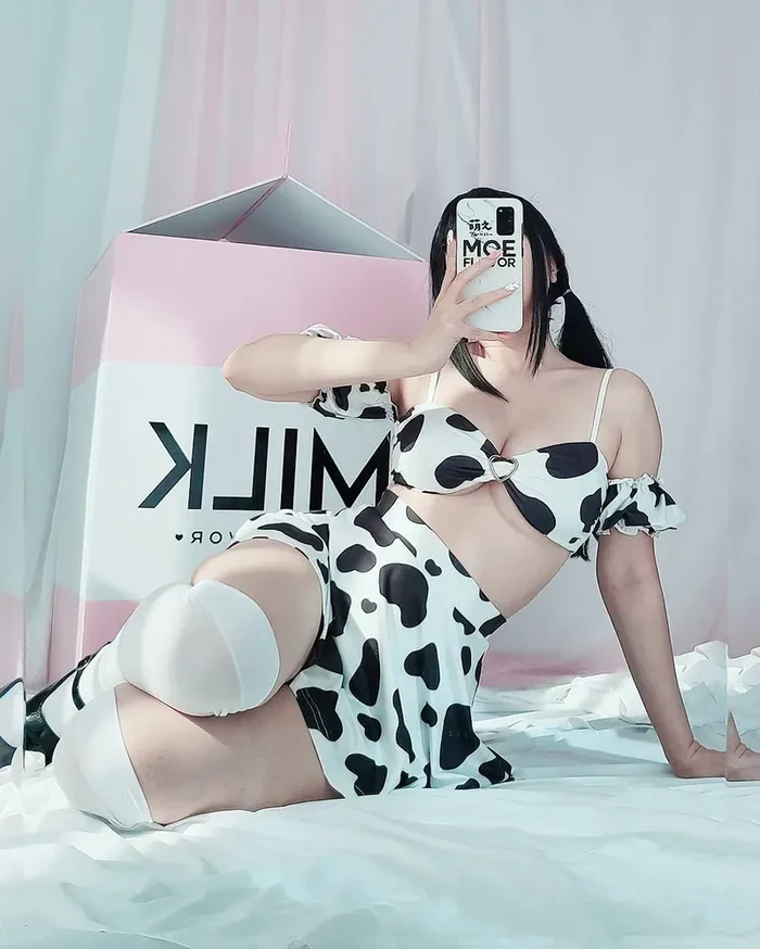 Ảnh bò sữa cosplay xinh xắn rạng rỡ