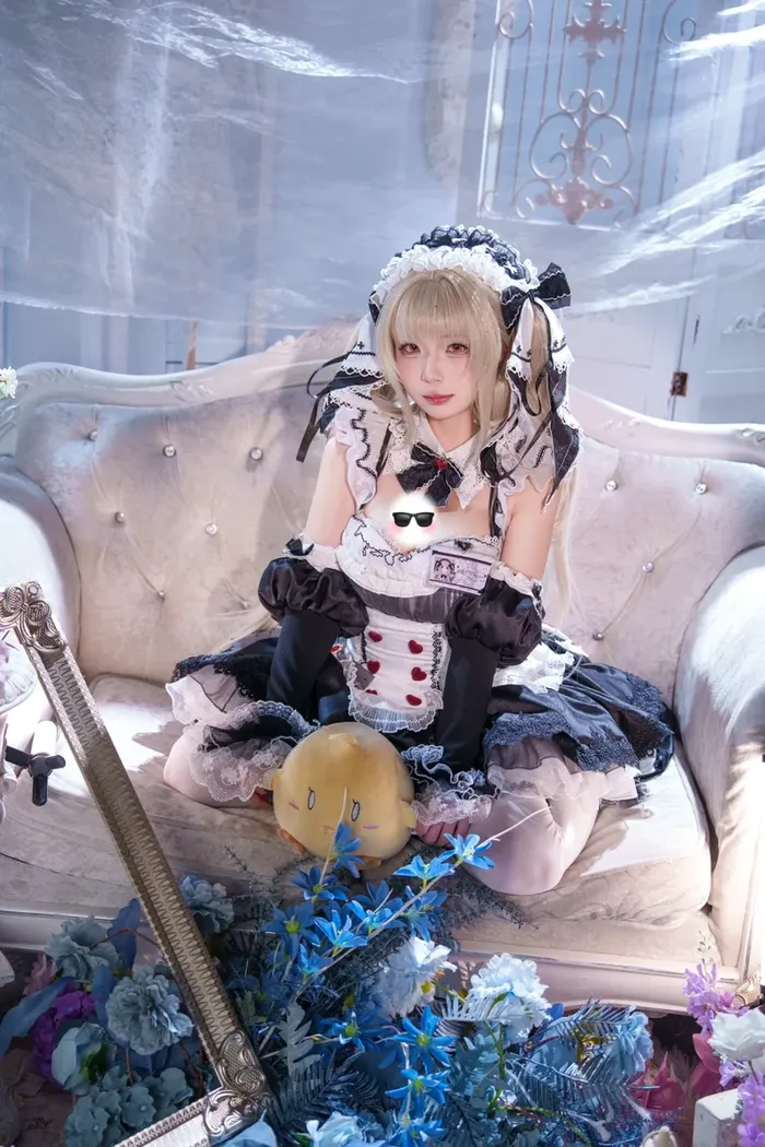 Hình hầu gái cosplay duyên dáng trong trẻo