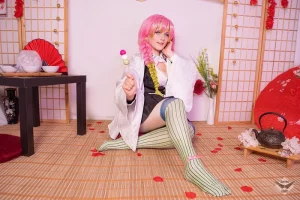 Hình cosplay Luyến Trụ dịu dàng nổi bật
