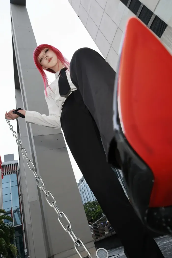 Makima cosplay nổi bật kiêu kỳ