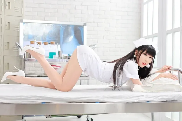 Hình cosplay y tá quyến rũ cuốn hút