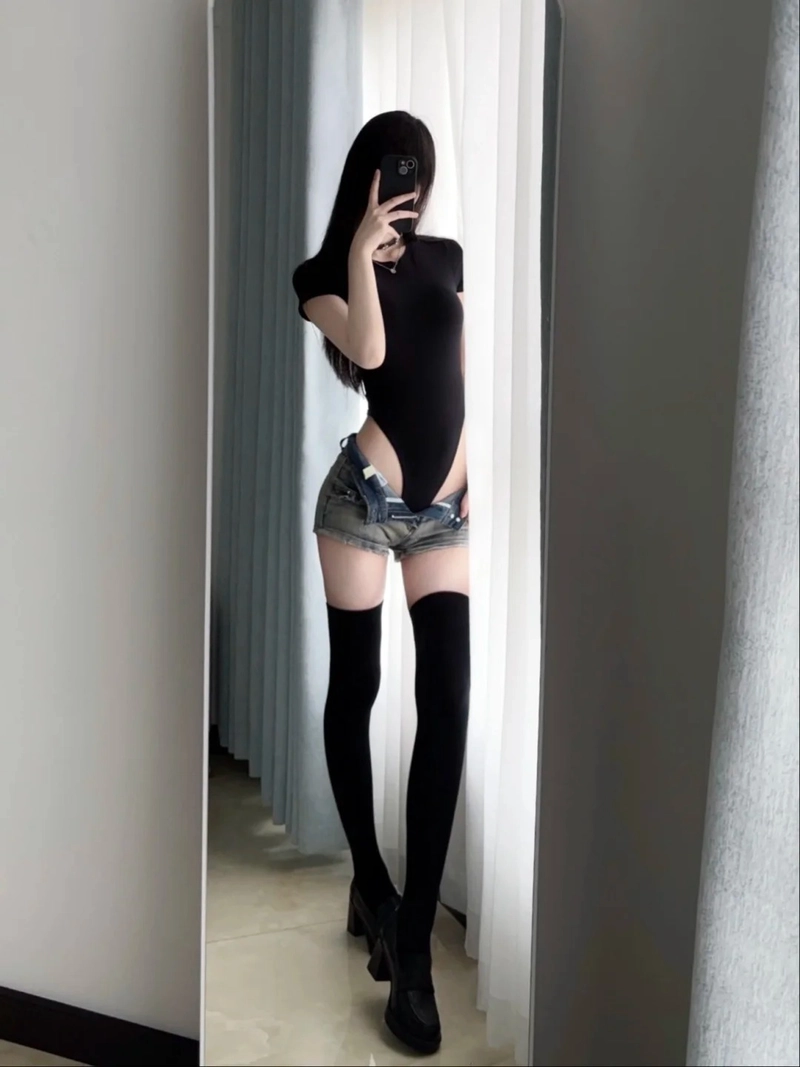 🖤 2 Izhen from rednote web