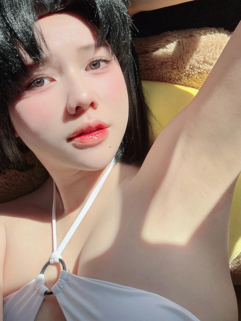 Ảnh Arisa Nguyễn bikini sexy vòng 1 khủng hút hồn