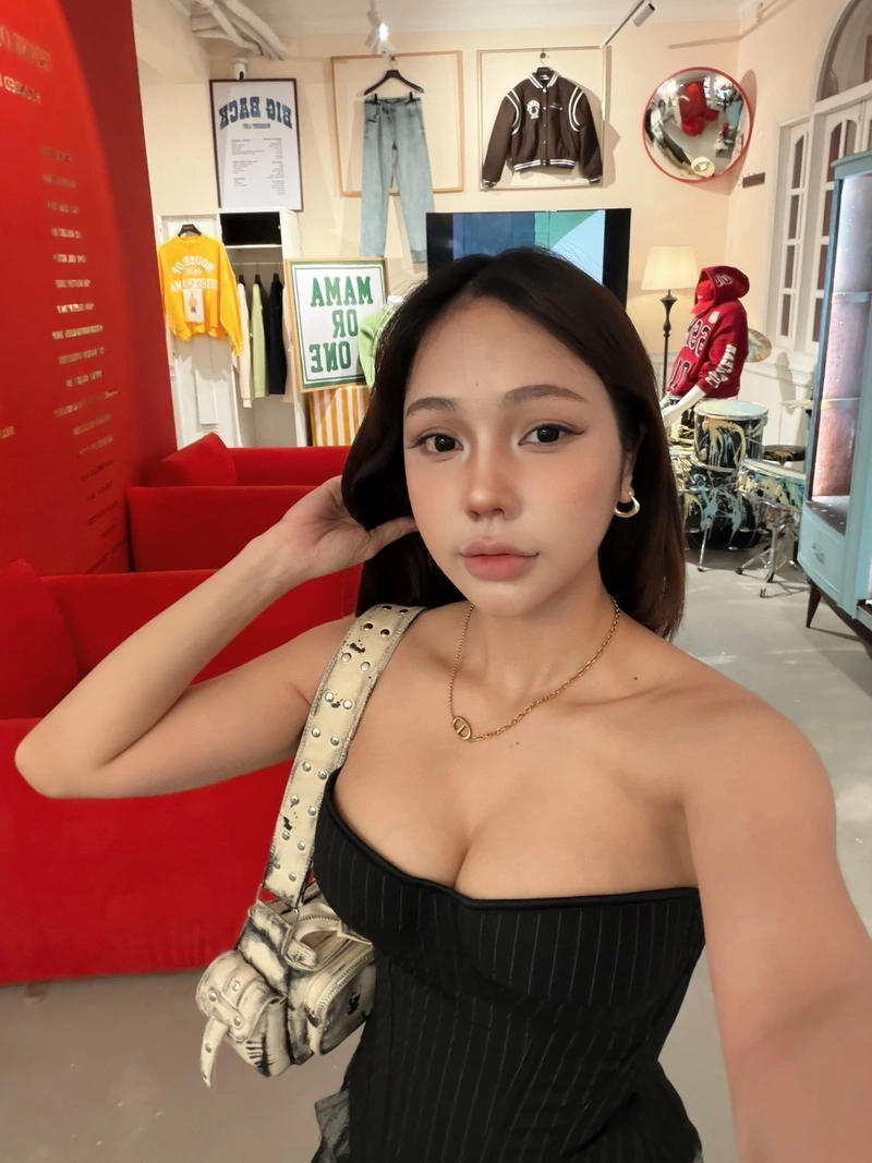 Ảnh Dương Mỹ Diện bikini gợi cảm cuốn hút người xem