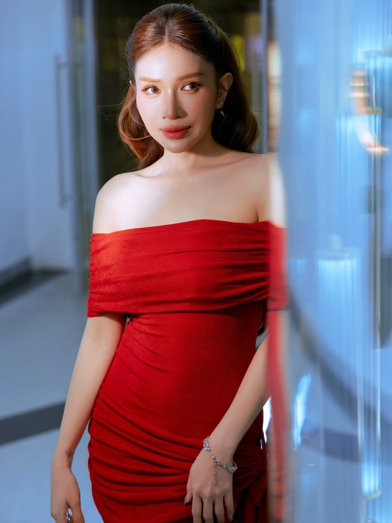 Ảnh Khả Như bikini sexy vòng một căng tròn