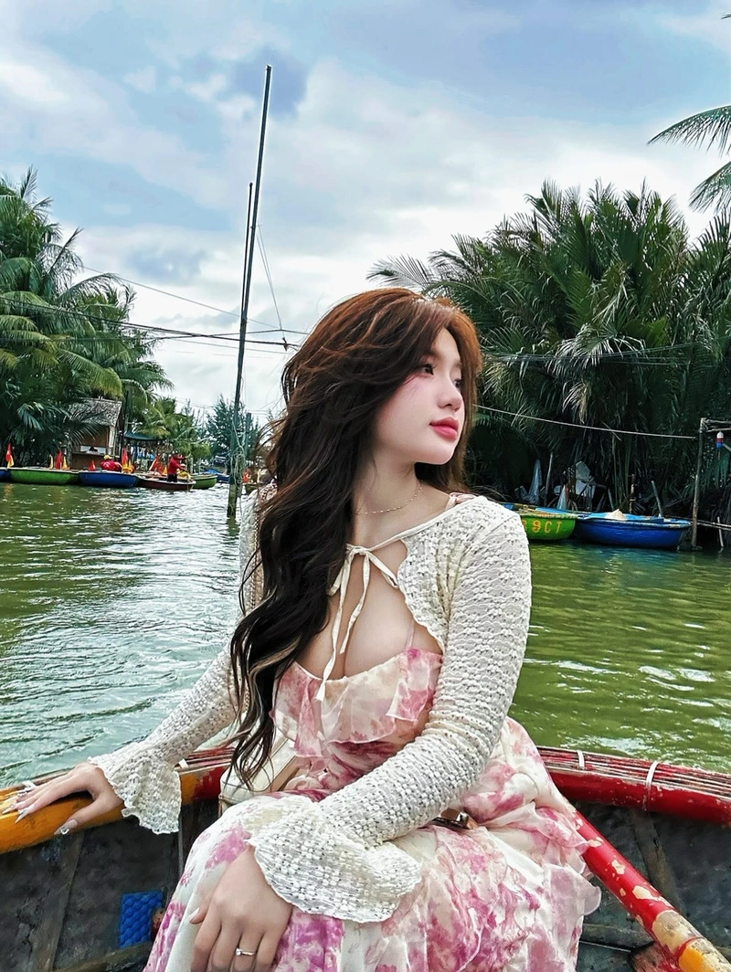 Ảnh Lanhxinhyeu06 cởi đồ khoe ngực khủng nóng bỏng