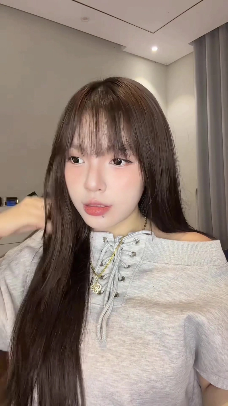 Ảnh Linh Tây sexy cởi áo khoe thân nóng bỏng