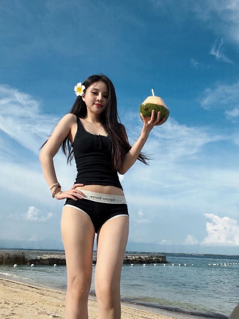 Ảnh Ngọc Éng bikini gợi tình với vòng một to tròn