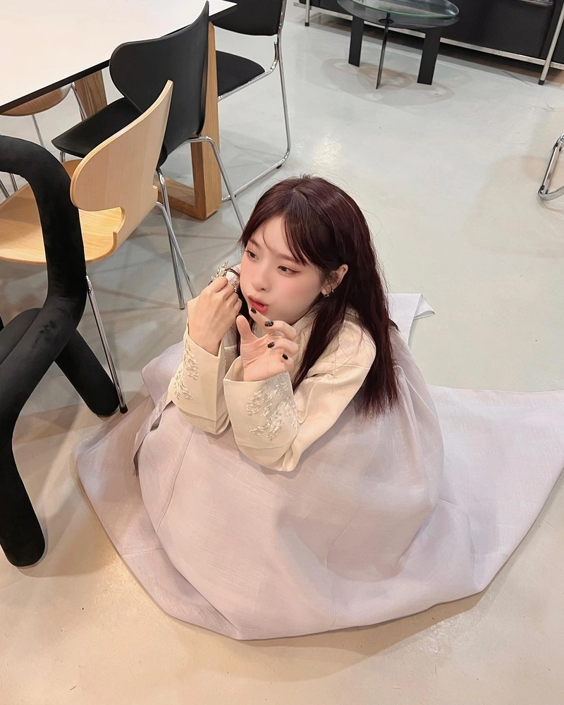 Ảnh Ngọc Kem cởi đồ lộ vú to tròn hấp dẫn