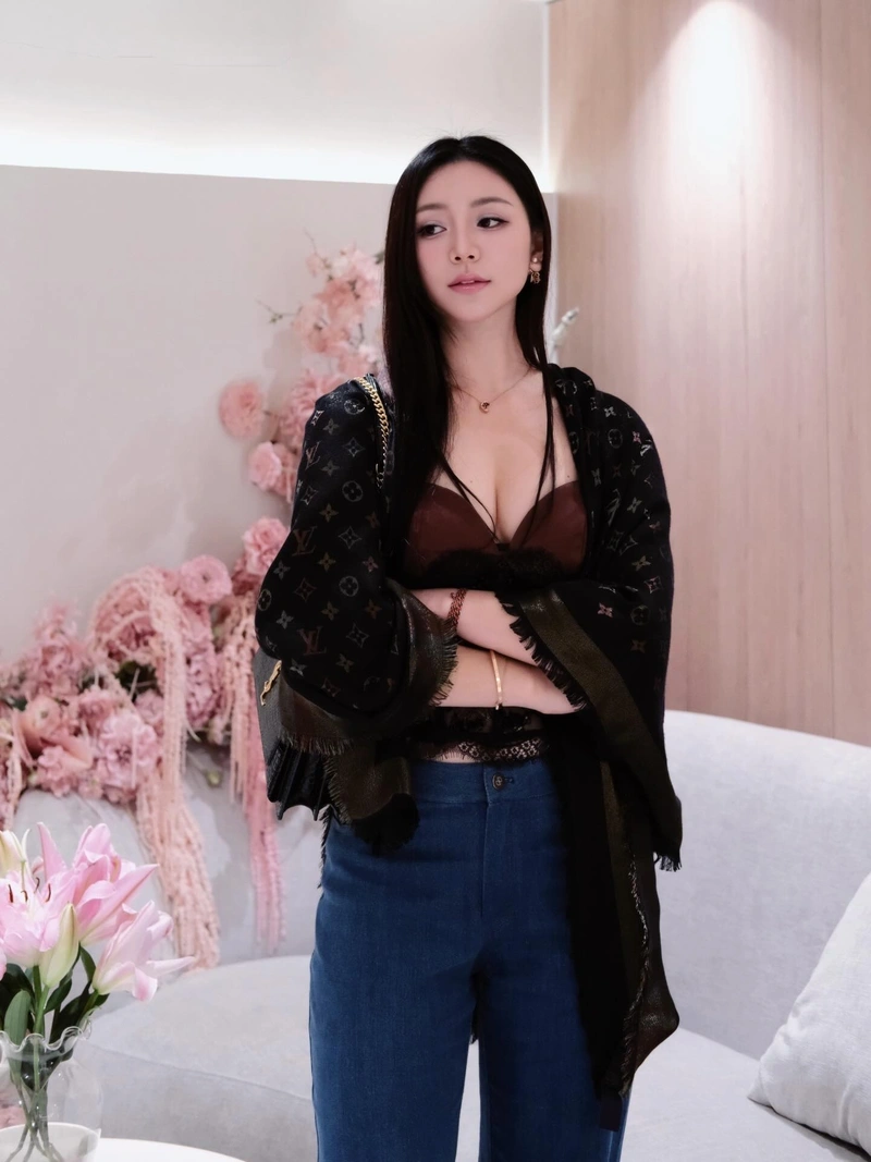 Ảnh Quỳnh Kool lộ hàng ngực đầy đặn
