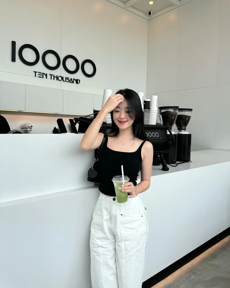 Ảnh Thảo Lee lột đồ lộ mông đầy đặn