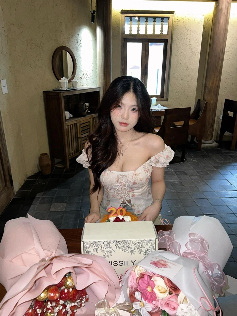 Ảnh TikToker Lan Xinh Yêu Lanhxinhyeu06 sexy khoe vòng 1 to tròn