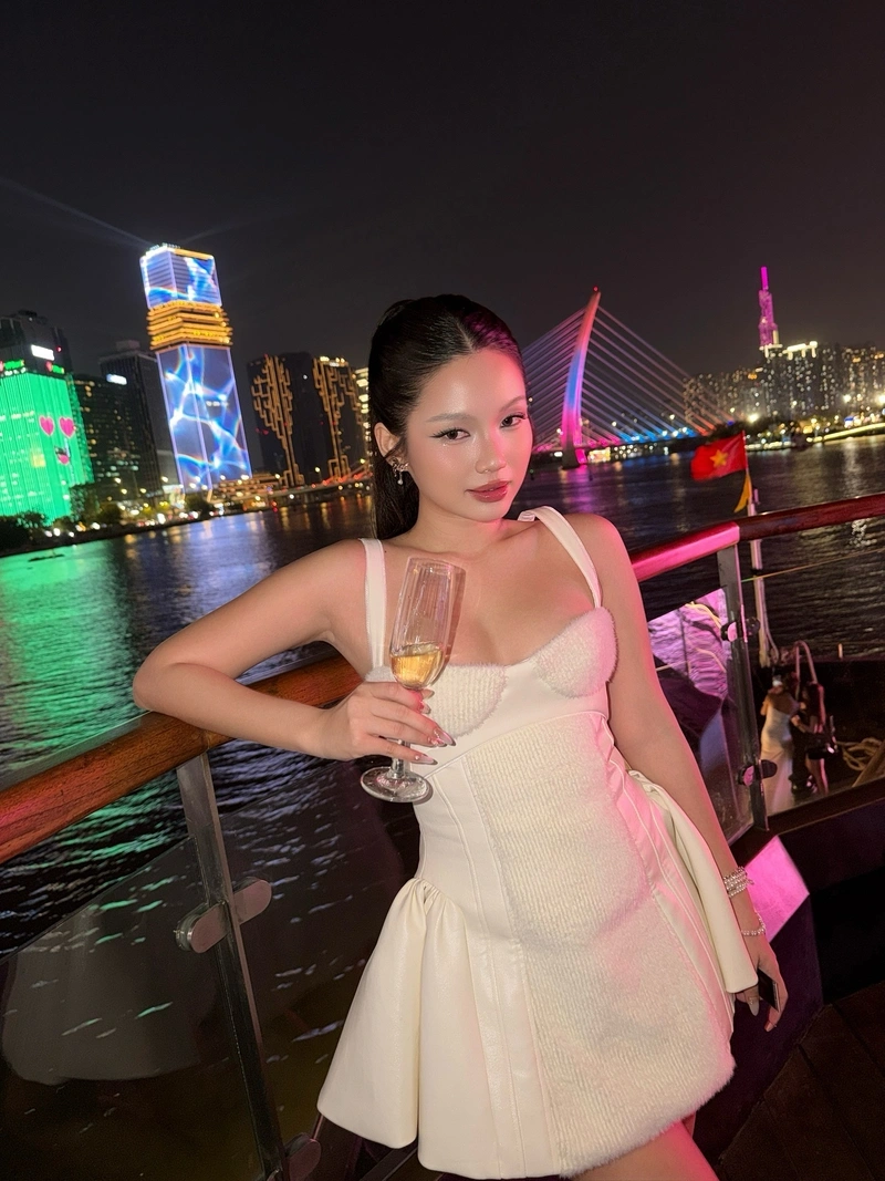 Ảnh Trâm Anh ngực to tròn trong bikini