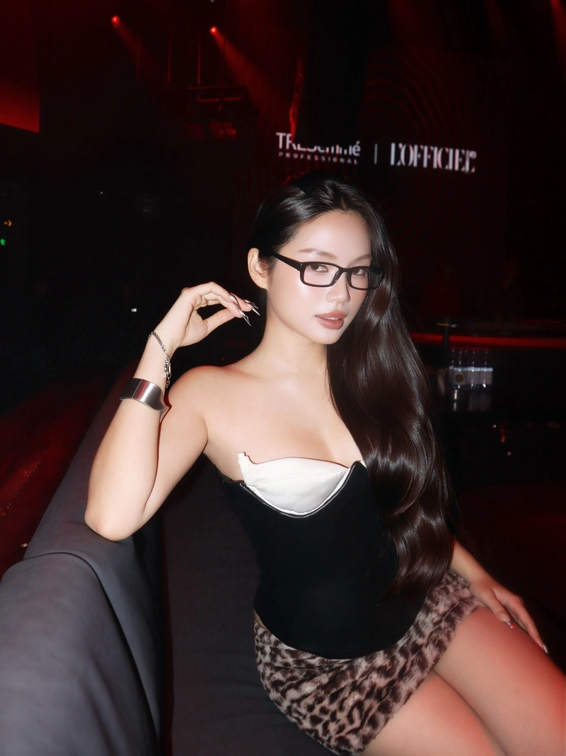 Ảnh Trâm Anh vòng một khủng trong bikini