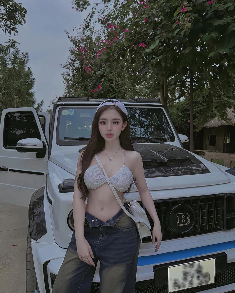 Ảnh Trần Huyền Châu bikini sexy ngực căng tròn