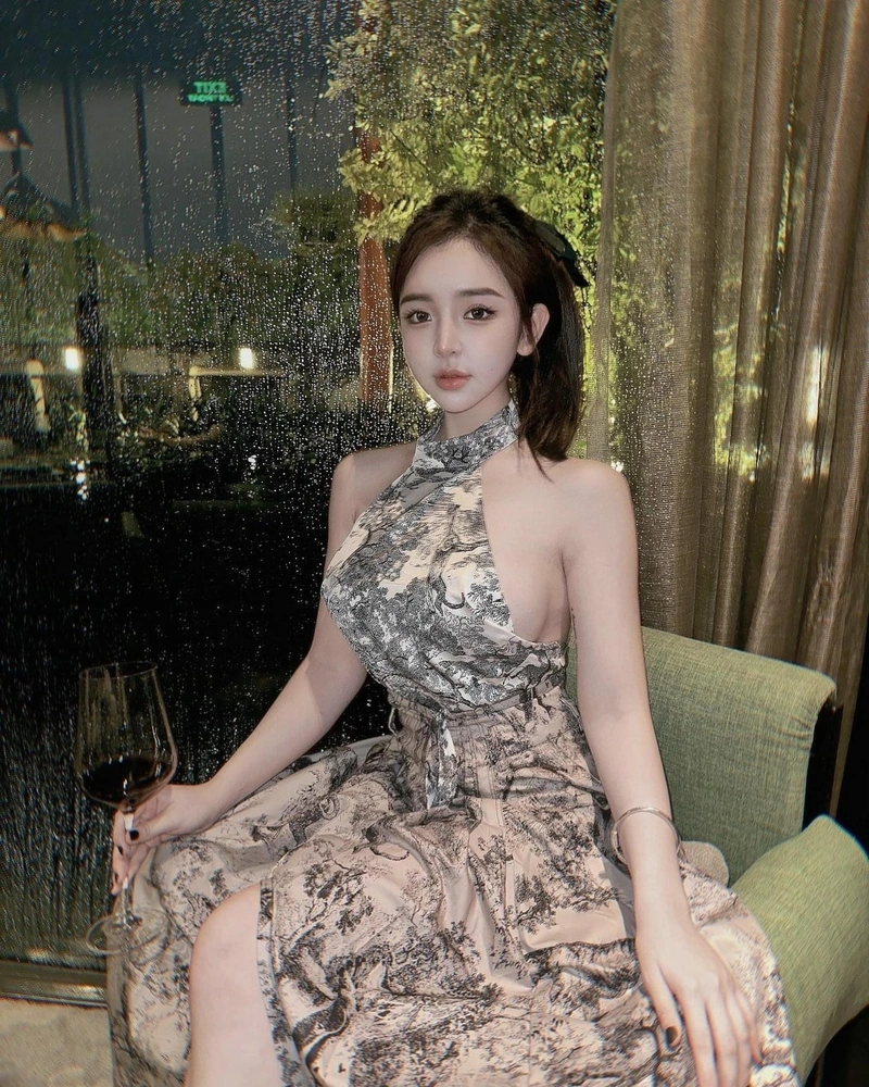 Ảnh Trần Huyền Châu nude một phần body trắng