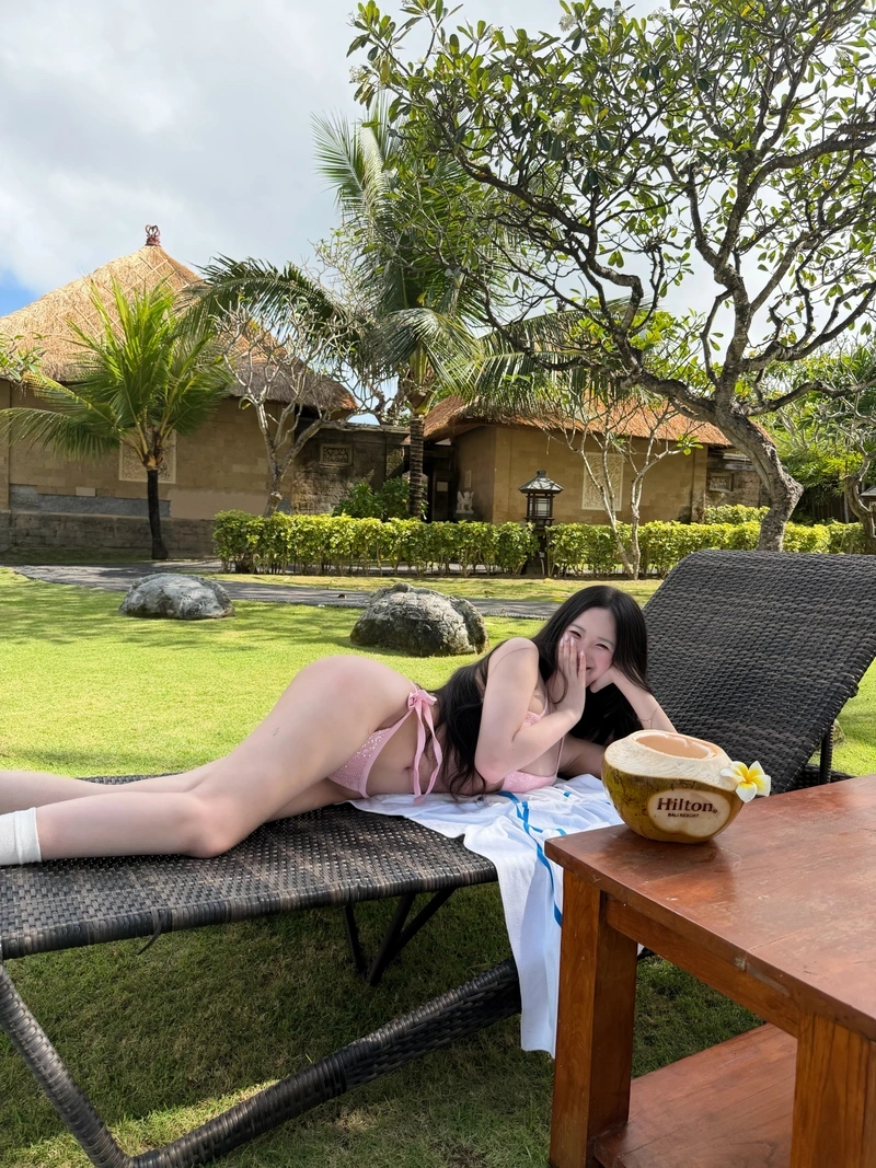 Ảnh Uyên Ni bikini ngực to tròn nóng bỏng gợi tình