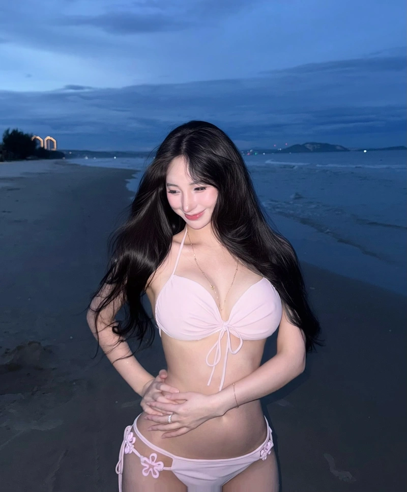 Ảnh Uyên Ni bikini vòng ba to tròn gợi dục