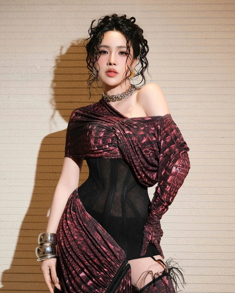 Ảnh Viên Vibi khoe đít căng trong bikini mỏng