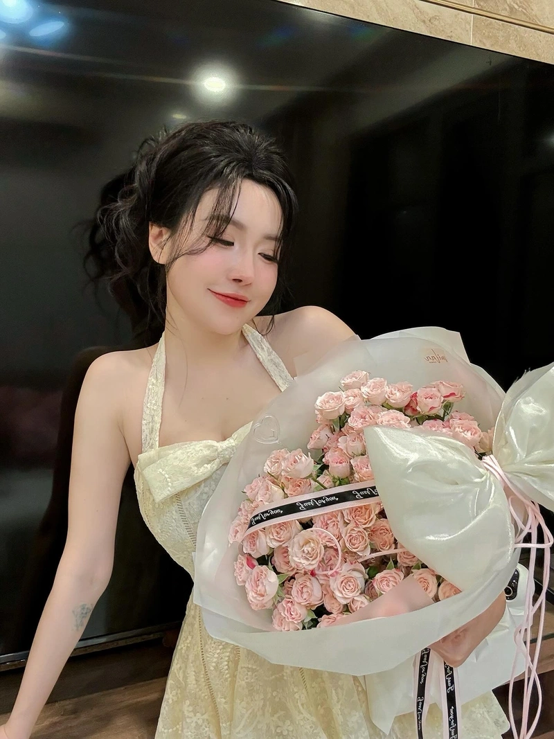 Ảnh Viên Vibi show hàng bikini mỏng manh dâm đãng