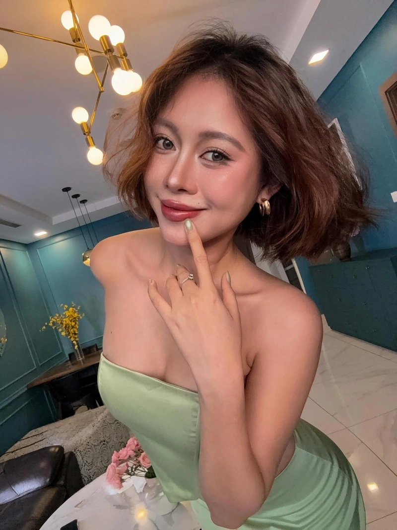 Ảnh Việt Phương Thoa lột đồ lộ mông đầy đặn