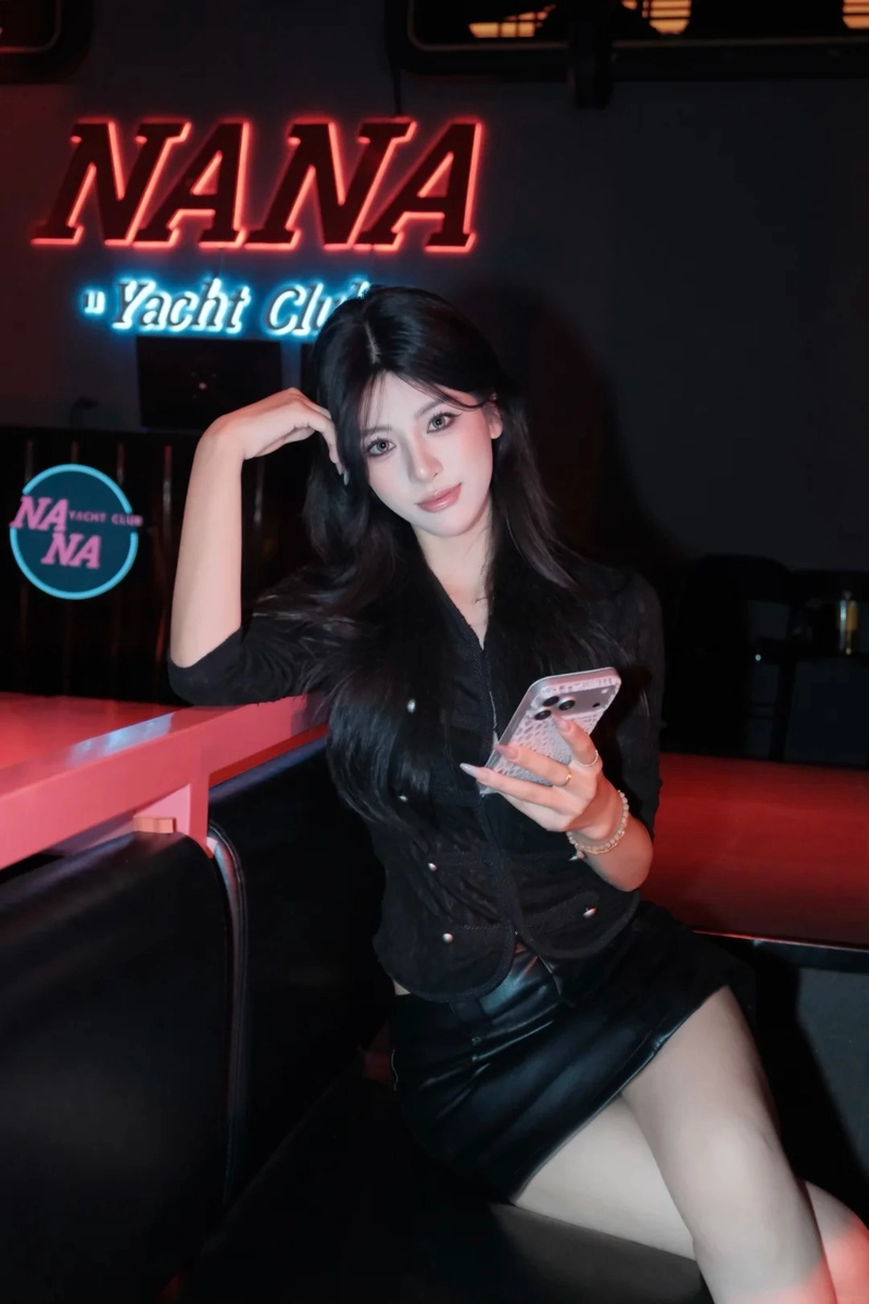 Ảnh cô nàng check in quán bar