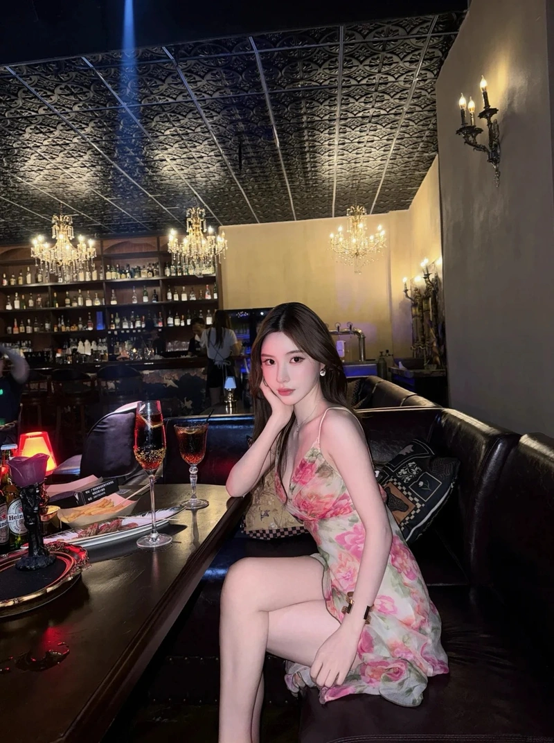 Ảnh cô nàng cười rạng rỡ đi bar