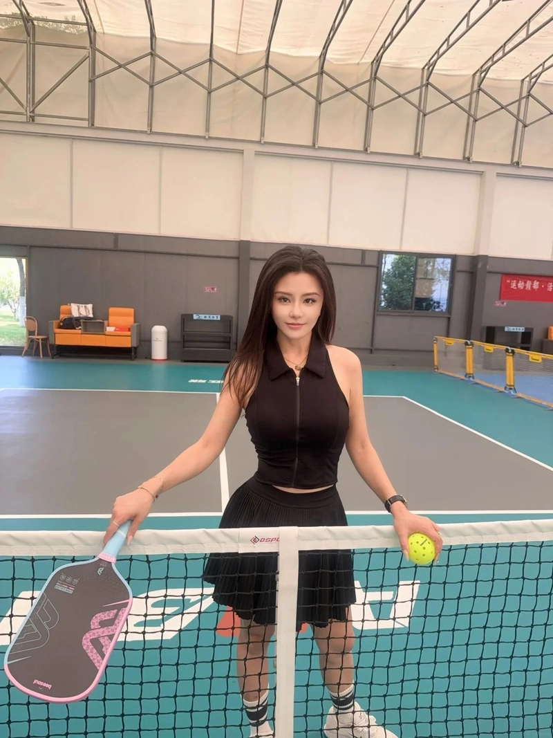 Ảnh cô nàng xinh chơi pickleball quyến rũ