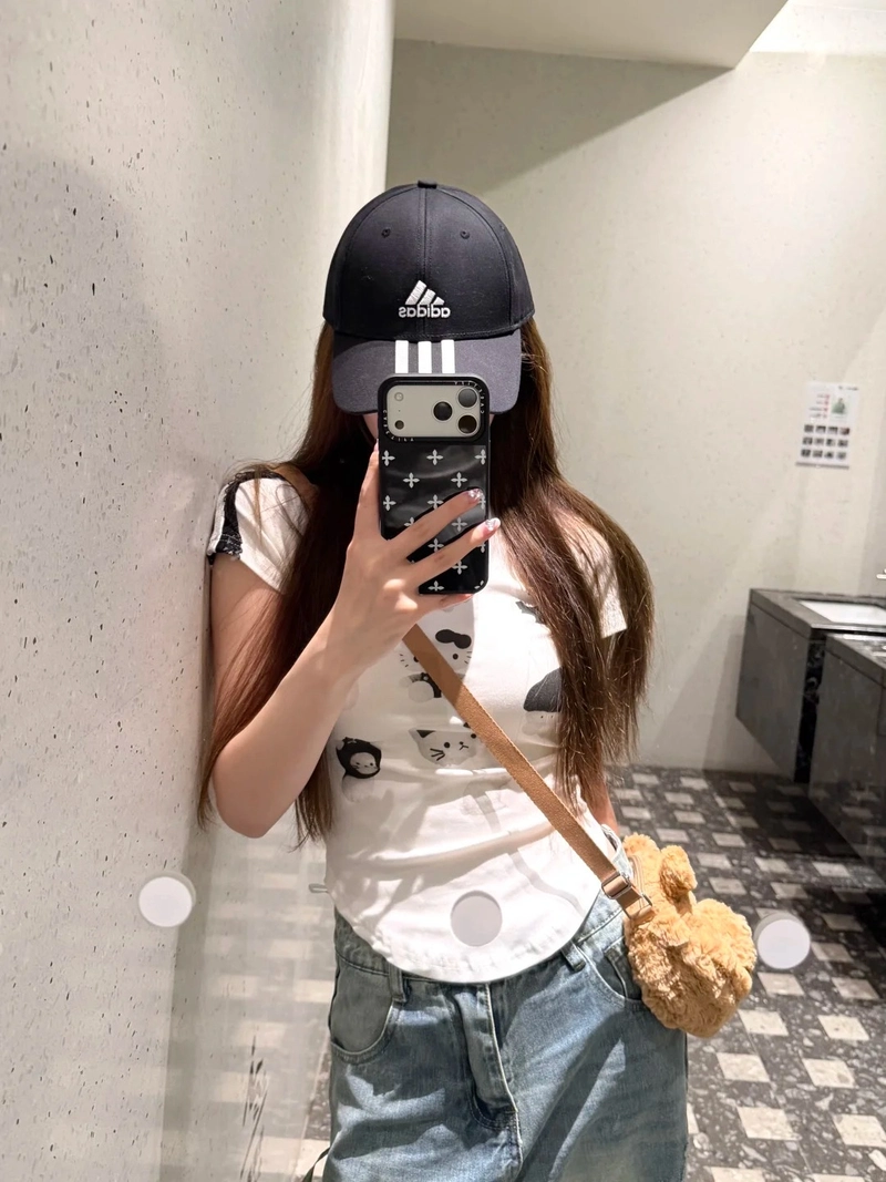 Ảnh con gái dùng điện thoại che mặt ngầu