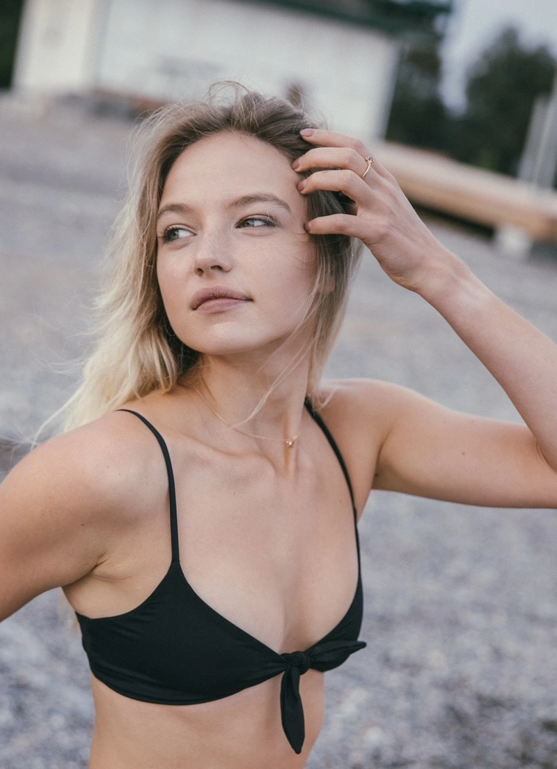 Ảnh gái Tây mặc bikini vẻ ngoài mê hoặc