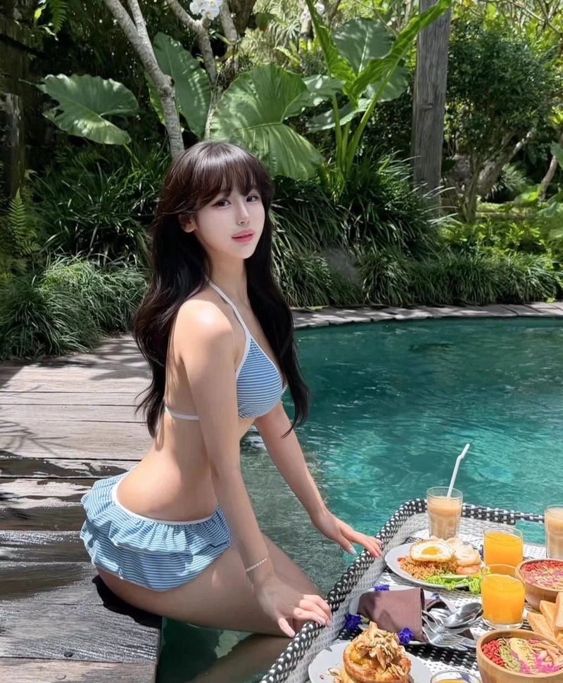 Ảnh gái bikini lọt khe lộ hàng nóng bỏng