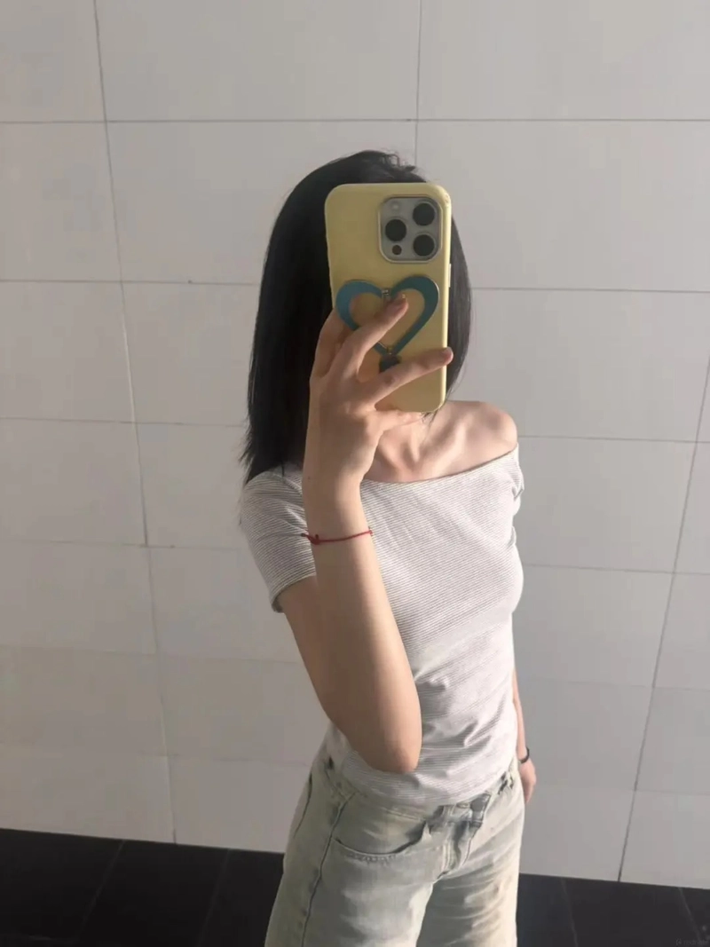 Ảnh gái che mặt bằng điện thoại cá tính