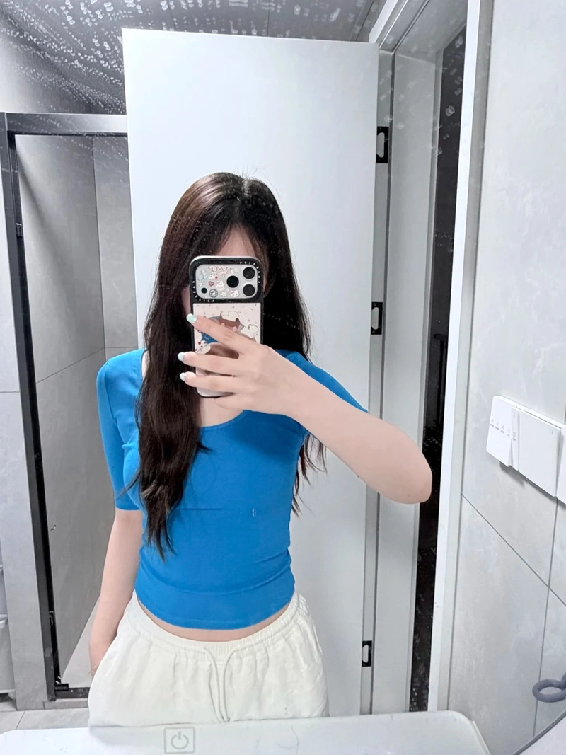 Ảnh gái che mặt bằng điện thoại đời thường