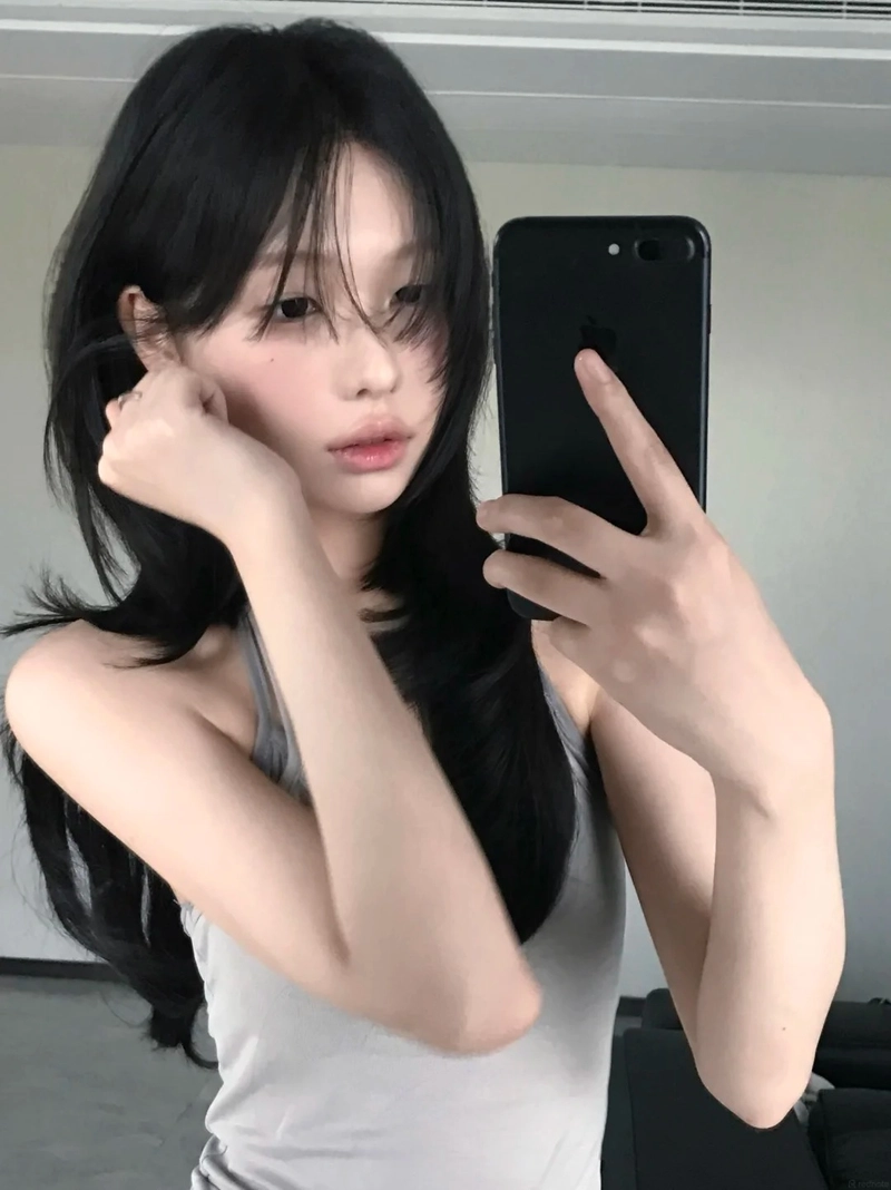 Ảnh gái chụp trước gương phong cách cá tính