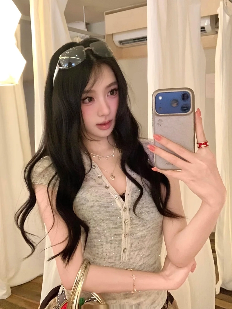 Ảnh gái chụp trước gương phong cách tối giản