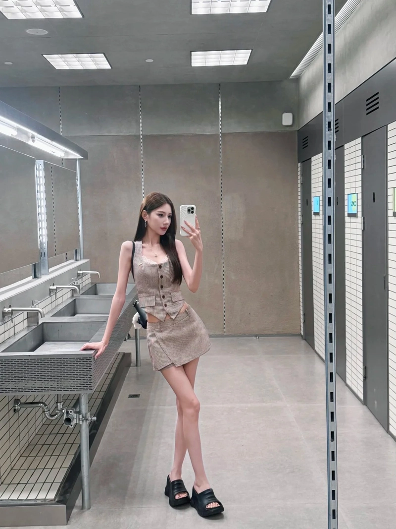 Ảnh gái đẹp chụp trước gương full body