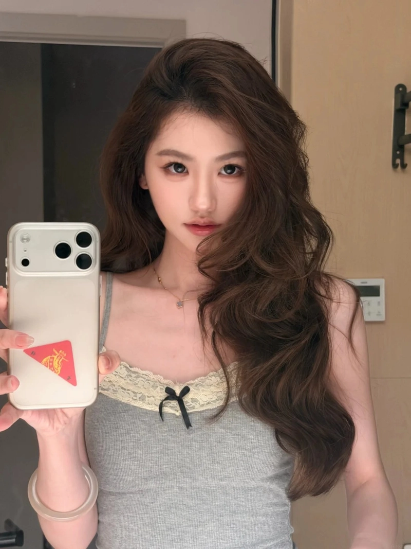 Ảnh gái đẹp selfie trước gương quyến rũ
