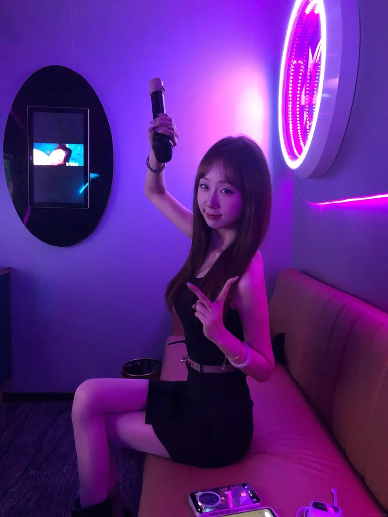 Ảnh gái karaoke gợi dục không che full body