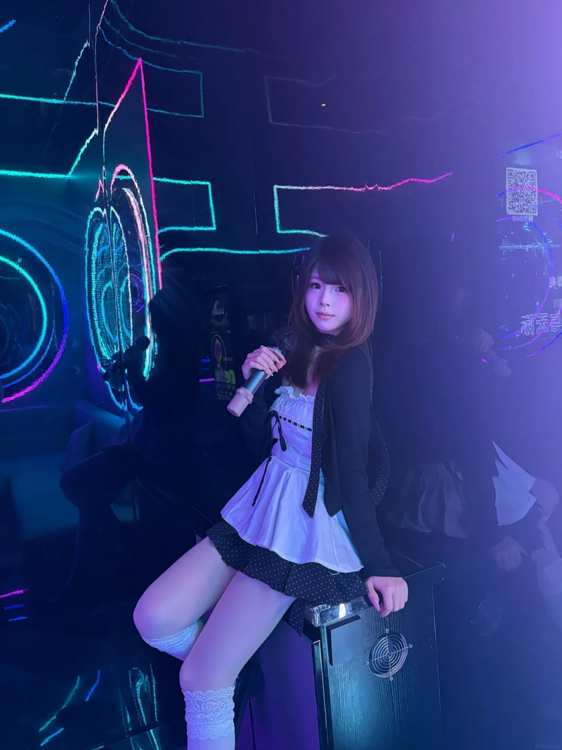 Ảnh gái karaoke lộ hàng vú khủng gợi tình
