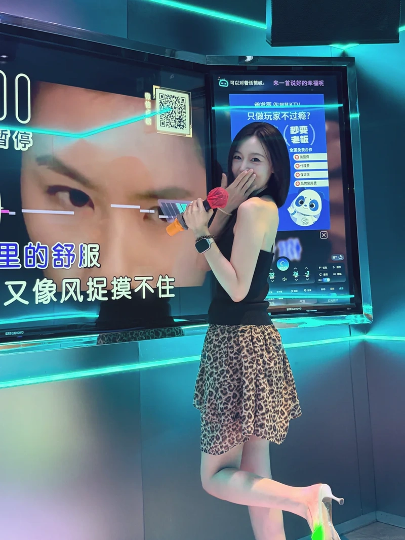 Ảnh gái karaoke mông to dáng dâm đãng