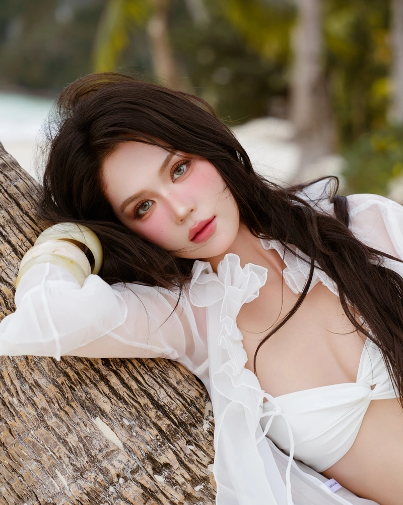 Ảnh gái mặc bikini trong suốt gợi tình cuốn hút