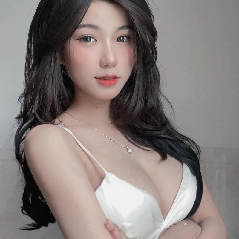 Ảnh gái xinh bikini trắng cuốn hút khoe mông đầy đặn