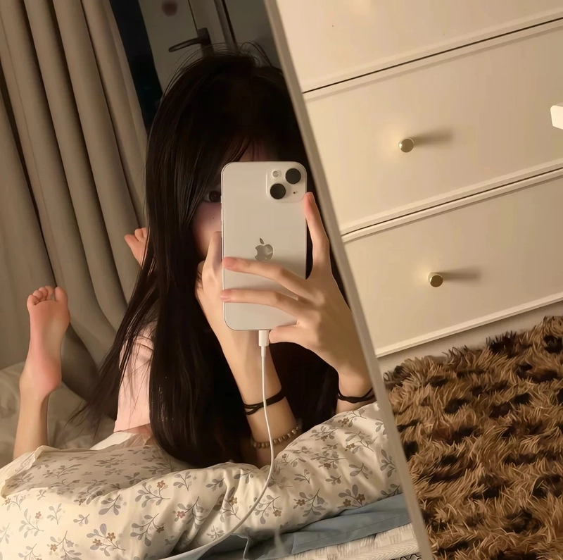 Ảnh gái xinh che mặt bằng điện thoại chill