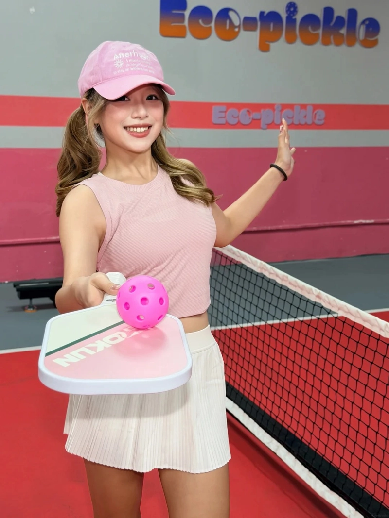 Ảnh gái xinh chơi pickleball body săn chắc