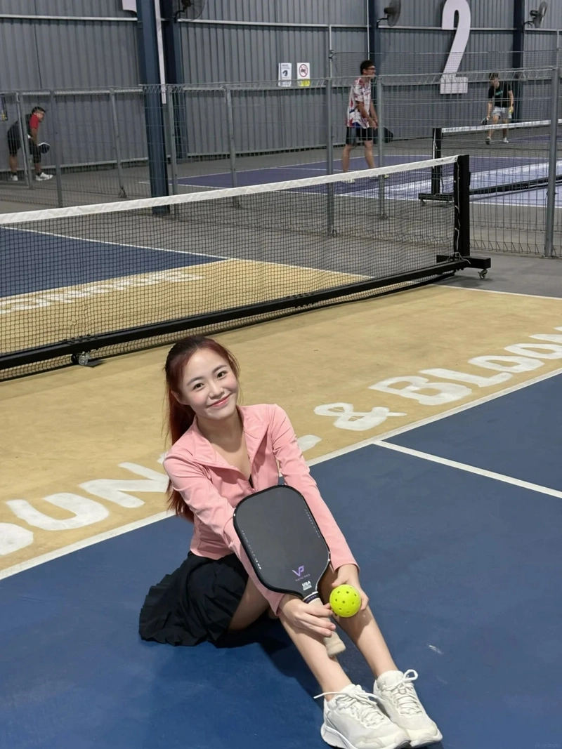 Ảnh gái xinh chơi pickleball nụ cười rạng