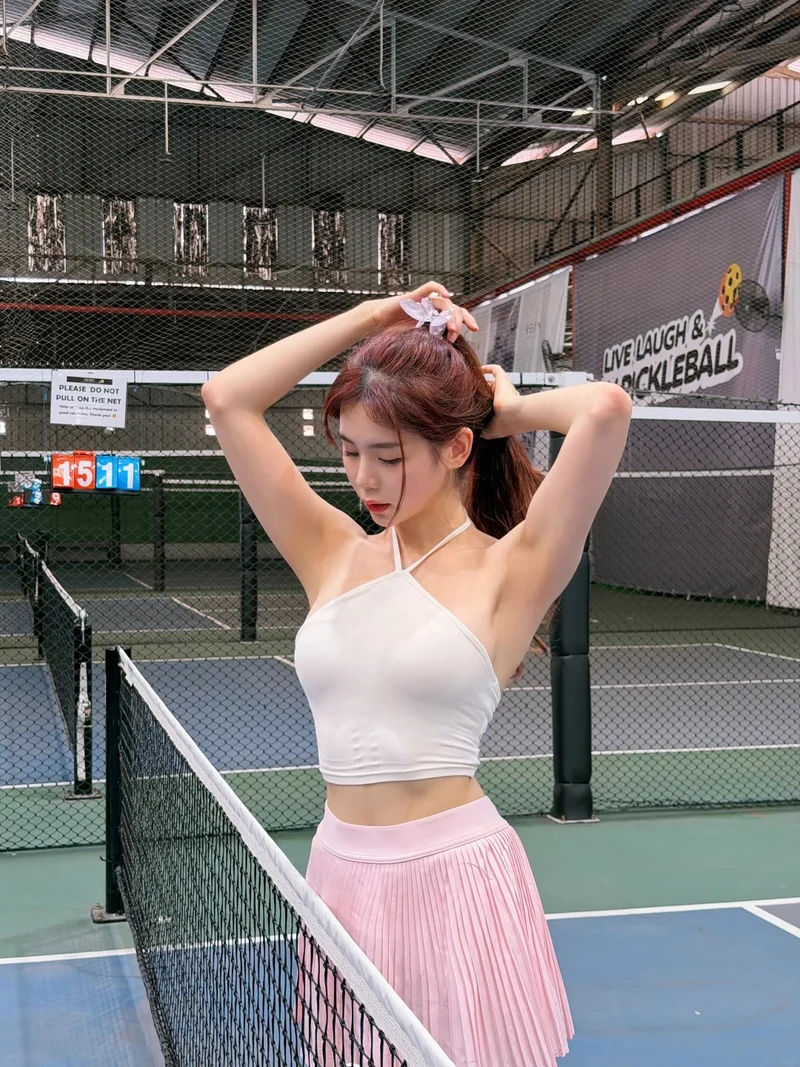 Ảnh gái xinh đánh pickleball phong thái trẻ trung