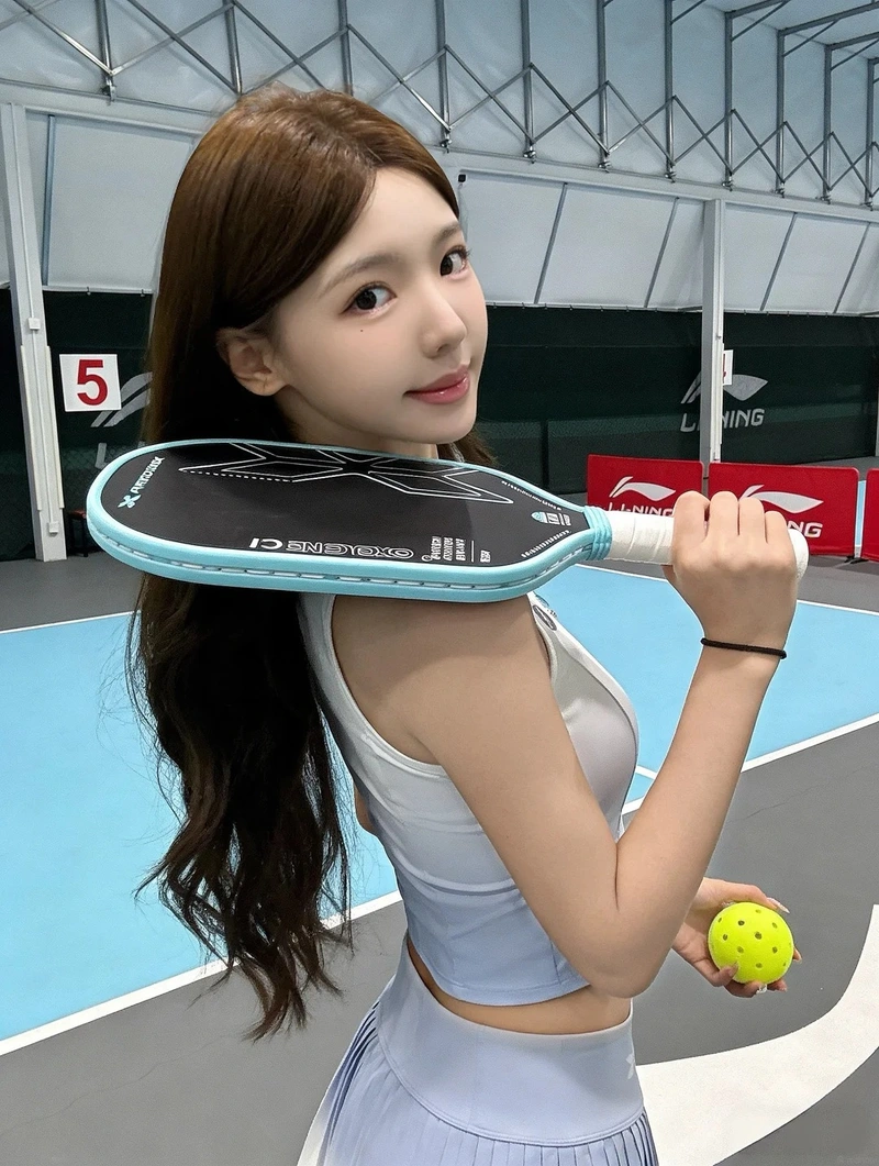 Ảnh gái xinh đánh pickleball trang phục thể thao